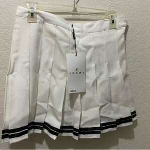Xin yi  zu wears Girls  White Pleated A-Line Skirt  Size L